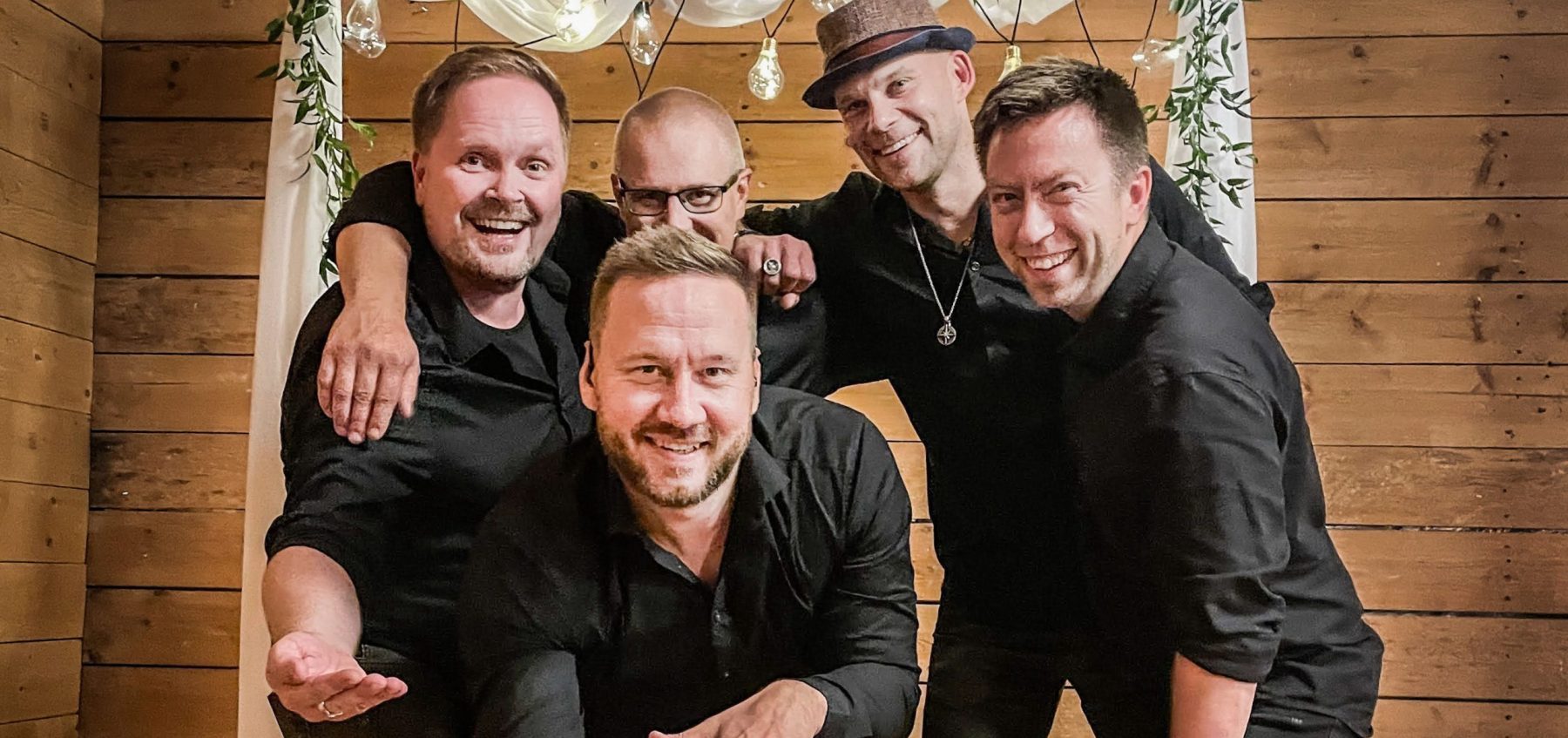 Bilebändi Renki, Hääjuhlissa